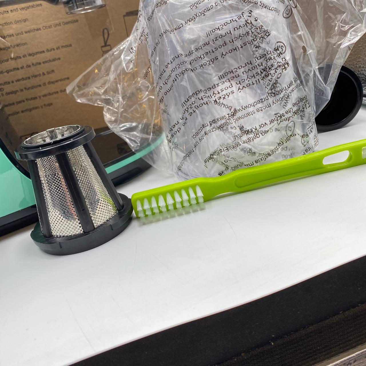 AMZCHEF Cold Press Juicer with 2 Speed Control, Ultradense Filter, Masticating Slow