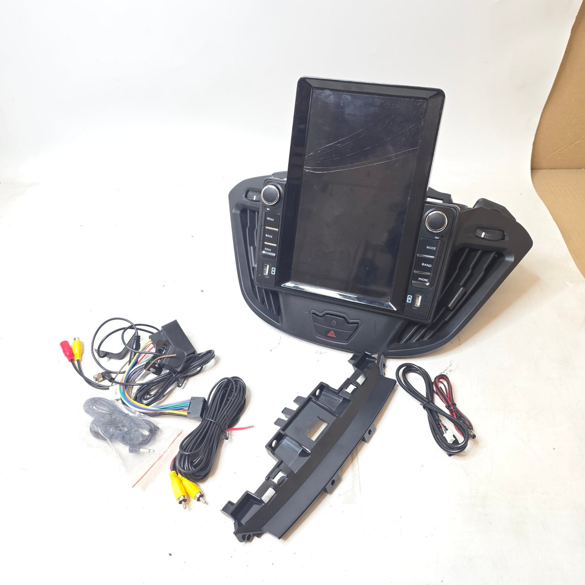 Android car stereo Ford Transit Custom with cracked screen