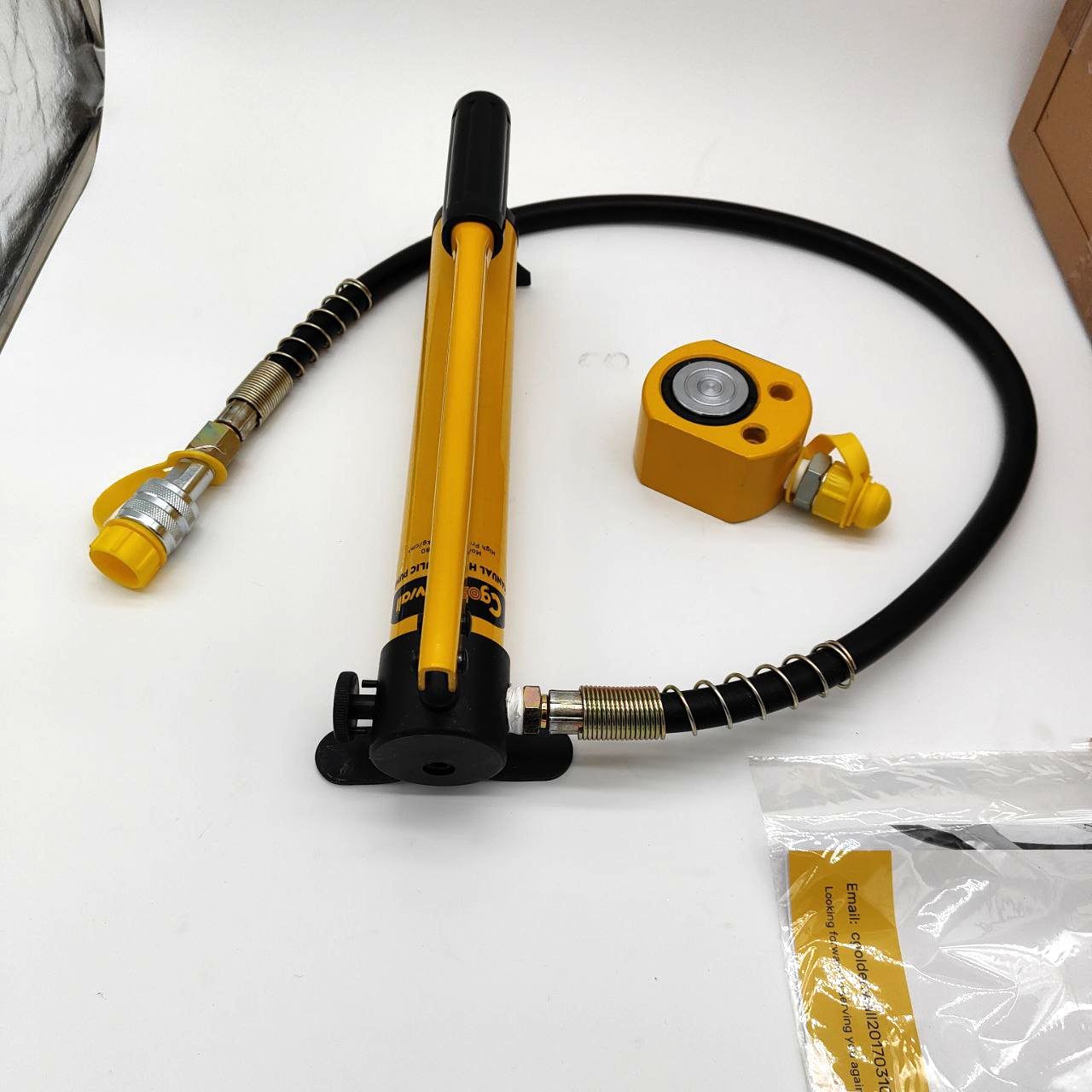 CGOLDENWALL 10T Ultra-Thin Hydraulic Jack, 10mm Stroke, Hand Pump Included