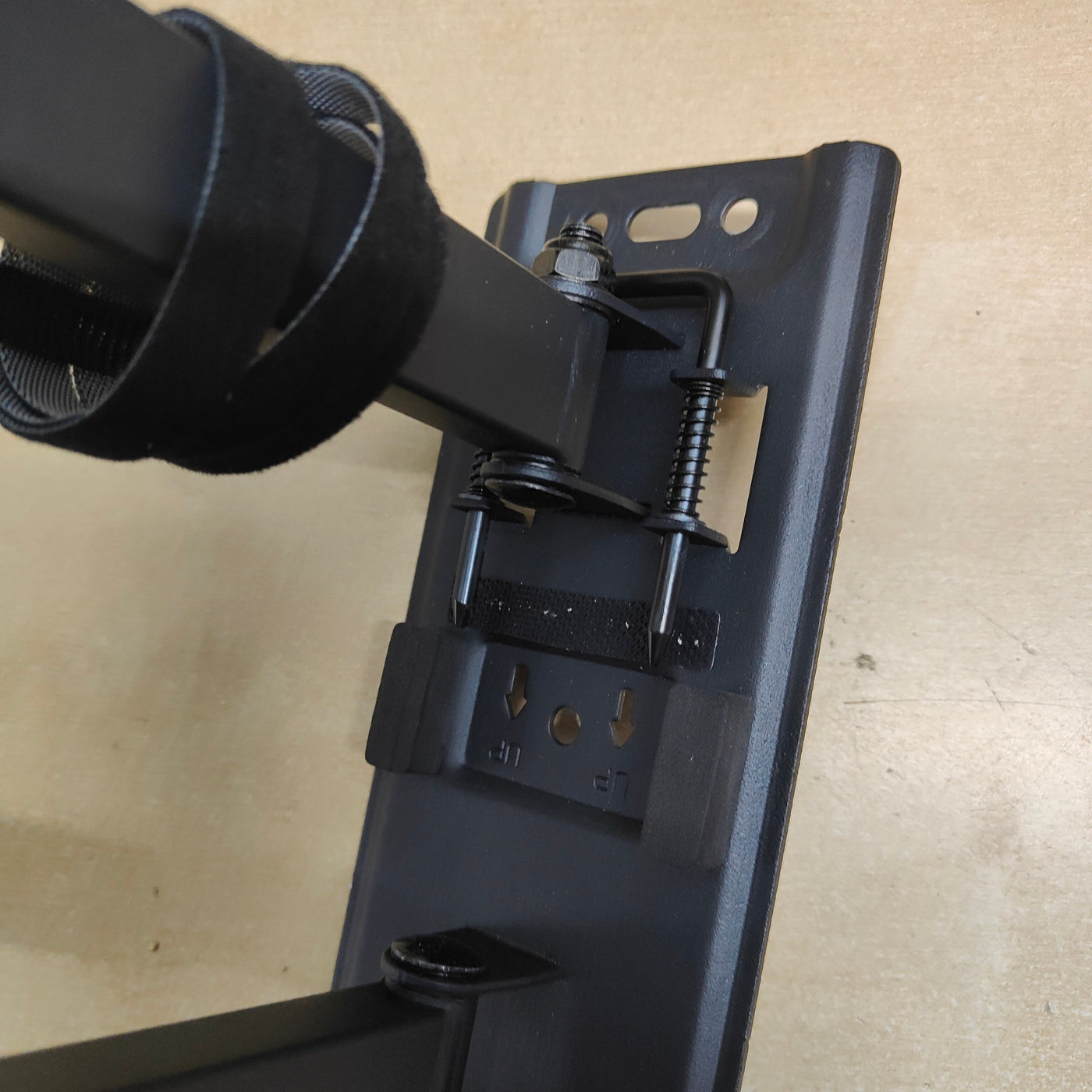 RV TV Mount 13-37 Inch Full Motion Lockable VESA 100x100 ELIVED
