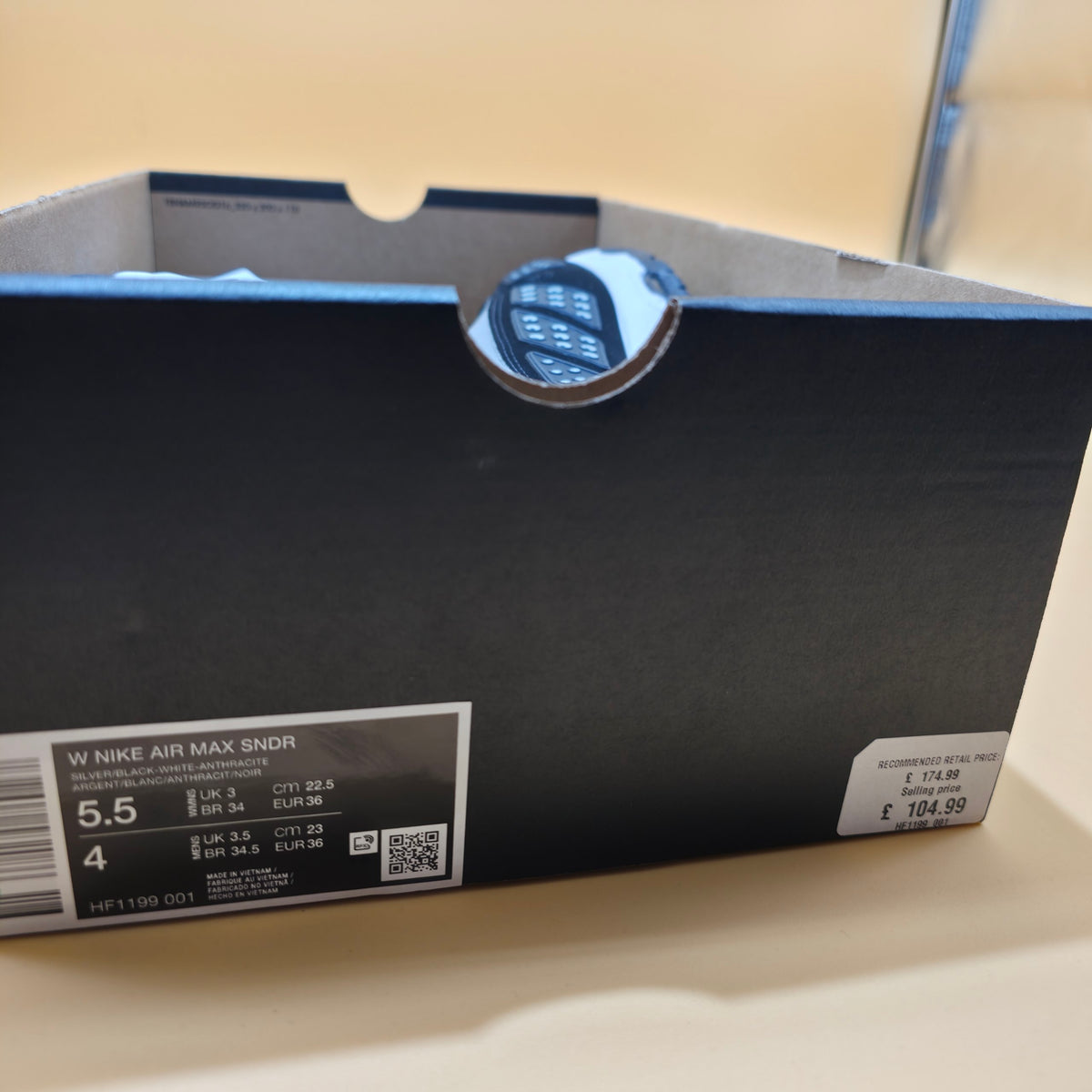 A black Nike Air Max 90 shoebox with size 5.5 and weight 22.