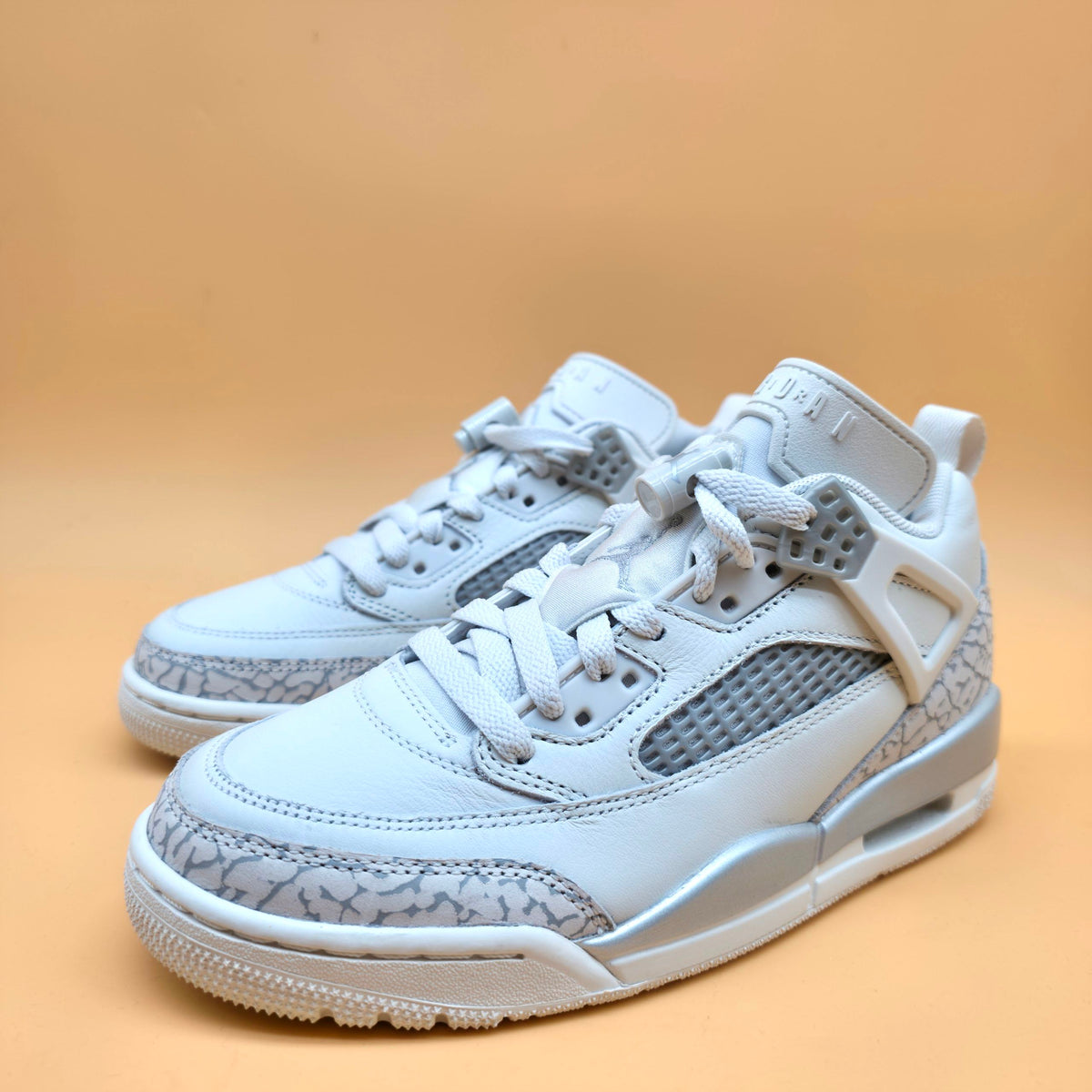 Jordan Spizike Low Women’s Trainers Swan Wolf Grey Metallic Silver IR1836-101